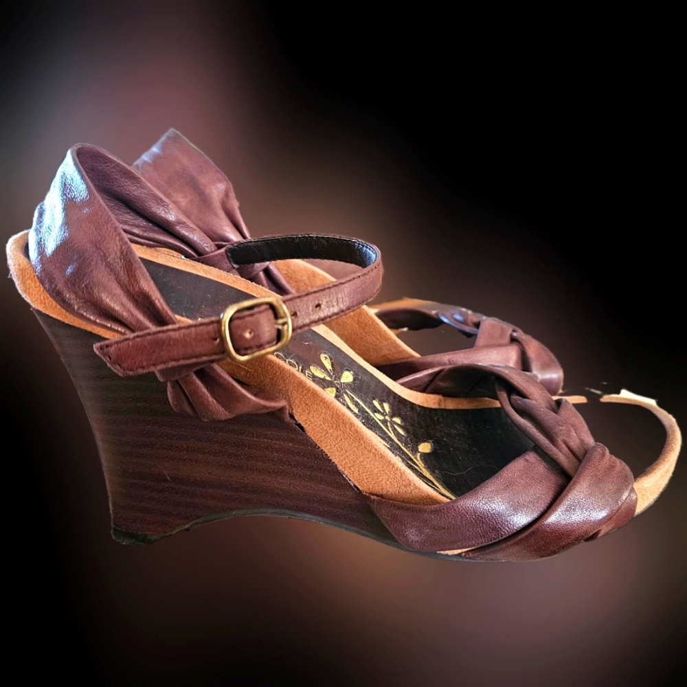 Kenneth Cole Reaction Women's Wedges/Sandals - Size 7.5 Brown